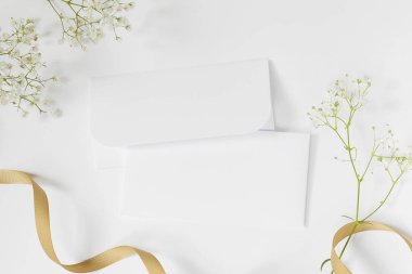 Romantik botanik Kırtasiye mock-up, narin çiçekler ve altın şerit tarafından dekore edilmiştir. Tasarımınızı görüntülemek için kullanın: düğün, partiler, Doğum günü ve diğer kutlamalar için.