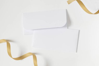 Antet ve zarf, ileti örneği mockup altın şerit tarafından dekore edilmiş. Tasarımınızı görüntülemek için tebrik kartları mockup: düğün, partiler, Doğum günü ve diğer kutlamalar için