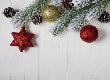 Beyaz ormanlık alanda kar kaplı çam kozalakları ile Noel arka planı