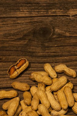 Yer fıstığı, kabuk, eski ahşap arsa, vegan gıda, fındık yakın çekim, daha az ışık.