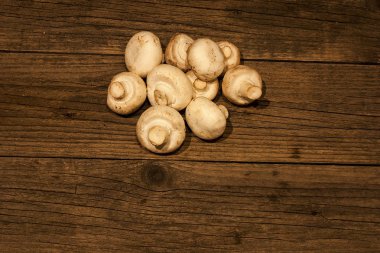 Vegan mutfağı, eski ahşap masada mantar, doğal diyet gıda, yakın çekim.