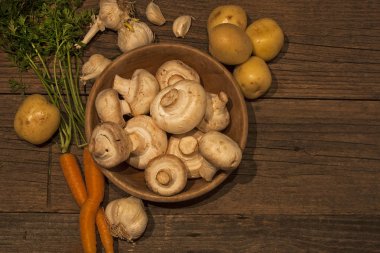 Eski ahşap zemin üzerine yeşil yaprakları ile taze havuç 