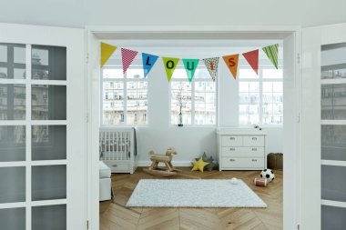 adı Louis ile dekore edilmiş bayrakları ile modern kreş