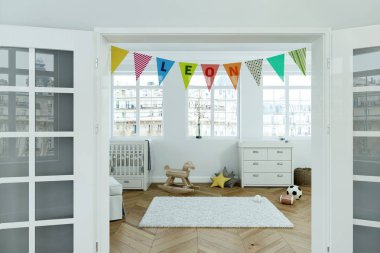 Modern kreş ile dekore edilmiş bayraklı adı leon