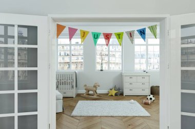 Modern kreş ile dekore edilmiş bayraklı adı justin