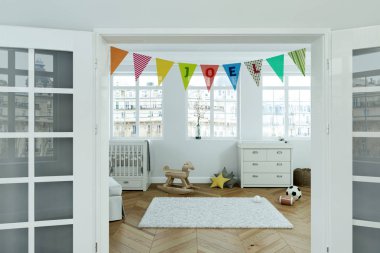 Modern kreş ile dekore edilmiş bayraklı adı joel