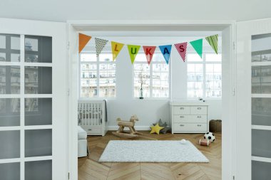 Modern kreş ile dekore edilmiş bayraklı adı lukas