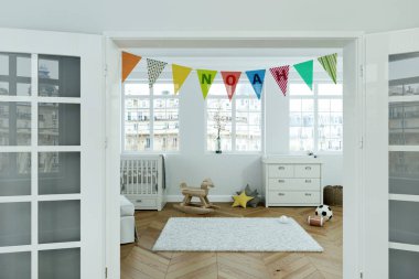 Modern kreş ile dekore edilmiş bayraklı adı noah