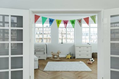 adı henry ile dekore edilmiş bayrakları ile modern kreş