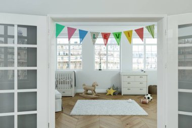 Modern kreş ile dekore edilmiş bayraklı adı levi