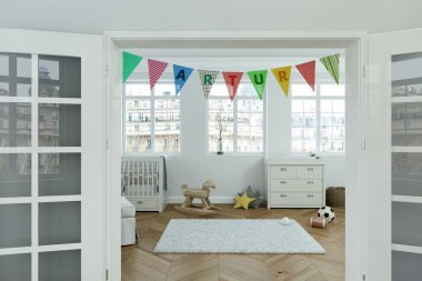 adı artur ile dekore edilmiş bayrakları ile modern kreş