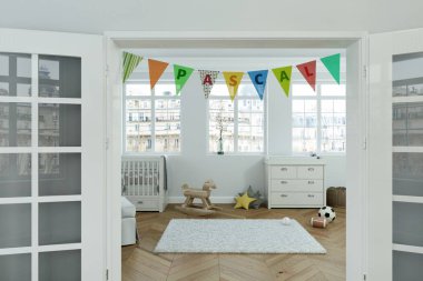 adı pascal ile dekore edilmiş bayrakları ile modern kreş