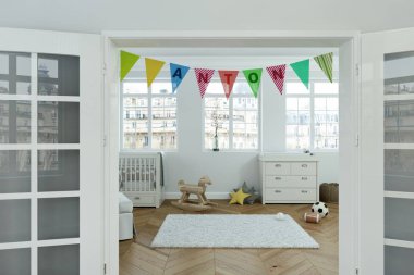 Modern kreş ile dekore edilmiş bayraklı adı anton