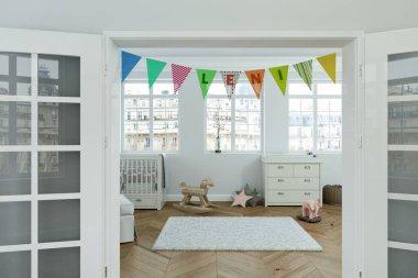 adı leni ile dekore edilmiş bayrakları ile modern kreş