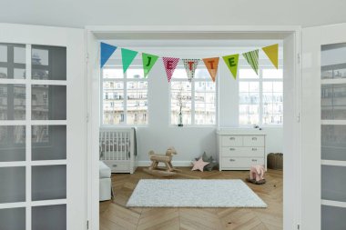 adı jette ile dekore edilmiş bayrakları ile modern kreş