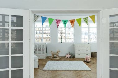 Modern kreş ile dekore edilmiş bayraklı adı ida