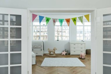 adı alina ile dekore edilmiş bayrakları ile modern kreş