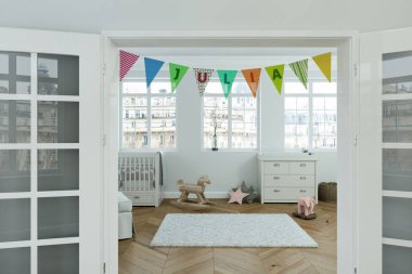 Modern kreş ile dekore edilmiş bayraklı adı julia