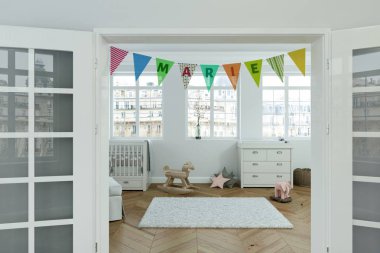 Modern kreş ile dekore edilmiş bayraklı adı marie