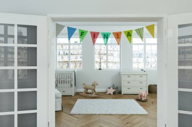 adı finja ile dekore edilmiş bayrakları ile modern kreş