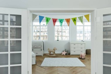 Modern kreş ile dekore edilmiş bayraklı adı lucia