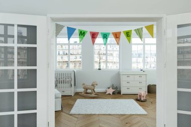 adı merle ile dekore edilmiş bayrakları ile modern kreş