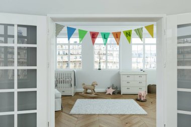 adı elin ile dekore edilmiş bayrakları ile modern kreş