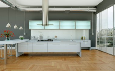 çatı katında Gri duvarlar ile modern mutfak