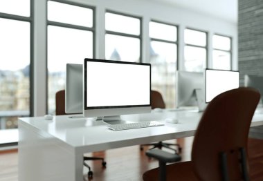 Masaüstü bilgisayar Mock-up beyaz ekran üzerinde ofis masası duruyor.