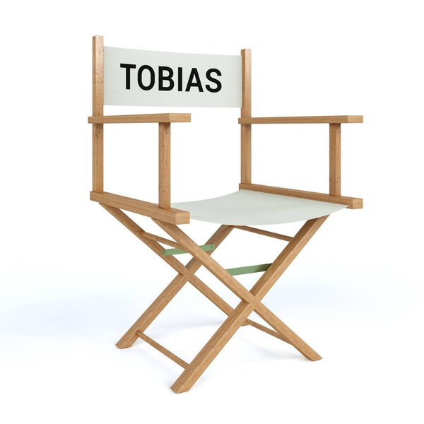 Тобиас написан на режиссерском стуле на изолированном белом фоне
