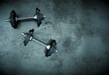 Bir spor salonu zemin üzerinde siyah plakalı halter