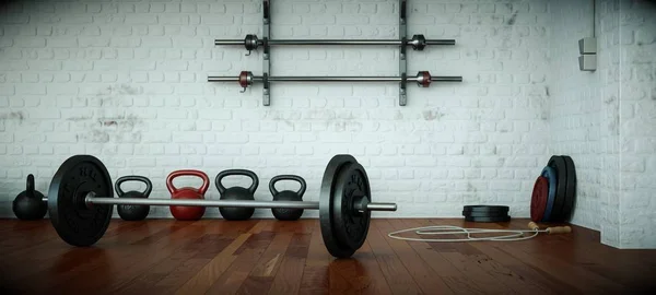 Sala de treino com diferentes equipamentos de levantamento de peso haltere, barra, kettlebell — Fotografia de Stock