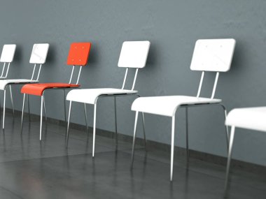 Oda beyaz sandalye ve bir duvar önünde kırmızı bir sandalye ile