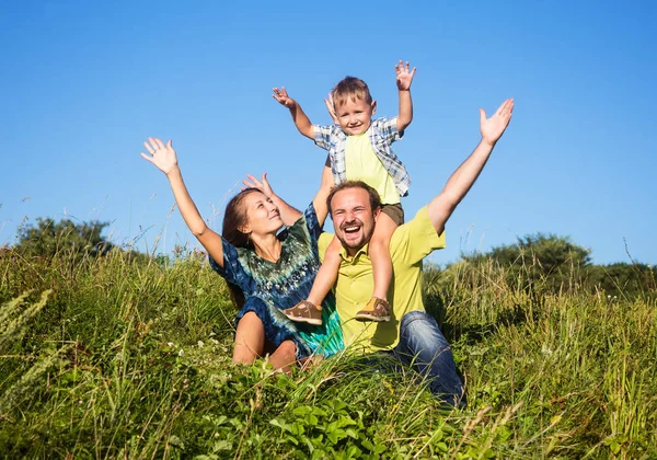 Família Positiva Três Pessoas Está Descansando Sobre Natureza — Fotografia de Stock