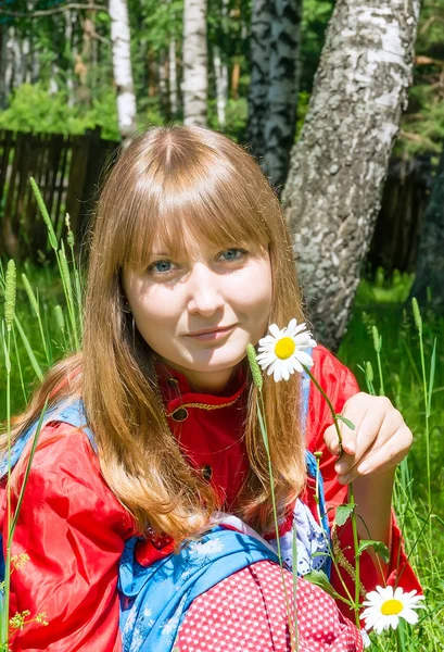 Menina Eslava Com Camomila Verão Livre — Fotografia de Stock