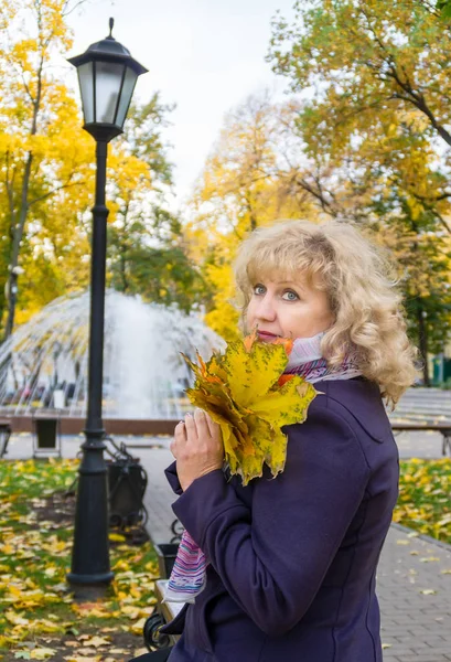 Woman Walk Autumn Park — Stock Photo, Image