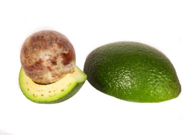 Bir kesim ile bir kemik beyaz bir arka plan üzerinde avokado