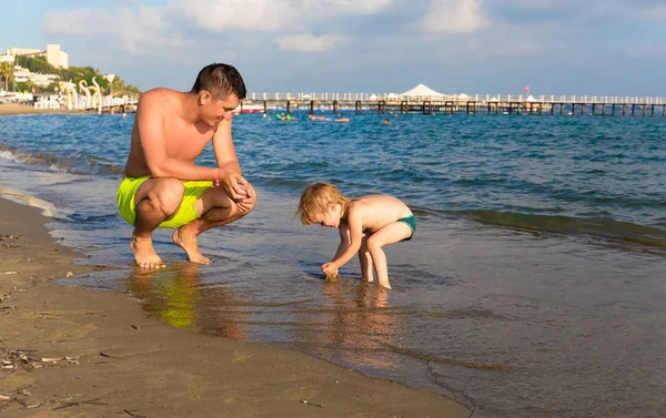 爸爸带着小女儿在海边的海滩上玩耍 — 图库照片