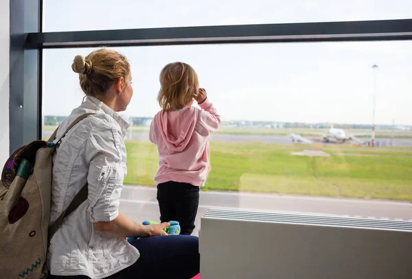Семья Аэропорту Смотрит Самолеты Аэродроме — стоковое фото
