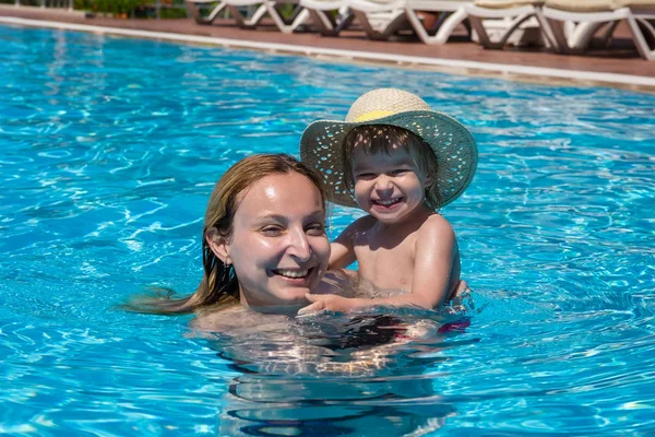 Μαμά Και Κόρη Λίγο Κολυμπά Στην Εξωτερική Πισίνα Διακοπές Ένα — Φωτογραφία Αρχείου