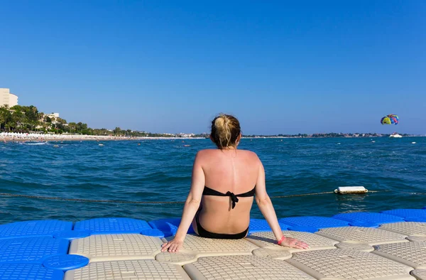 Girl Sits Back Pontoon Looks Sea Beach Distance — Stock Photo, Image