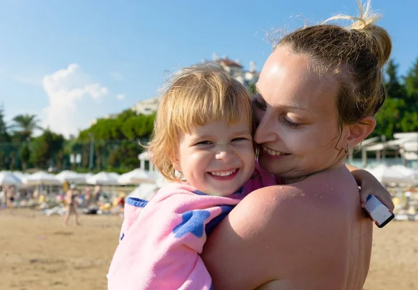 Mom with her daughter on the beach — Stock Photo, Image