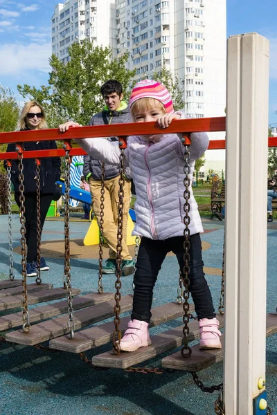 Bambino Con Genitori Nel Parco Giochi Una Giornata Sole — Foto Stock