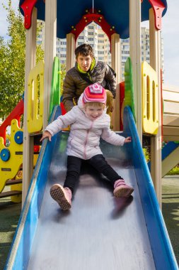 Mutlu baba ve kızının oynarken oyun alanında