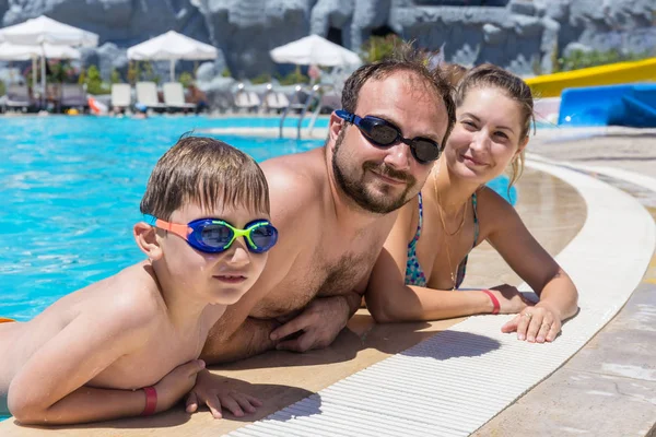 Family swimming in outdoor pool — Stock Photo, Image