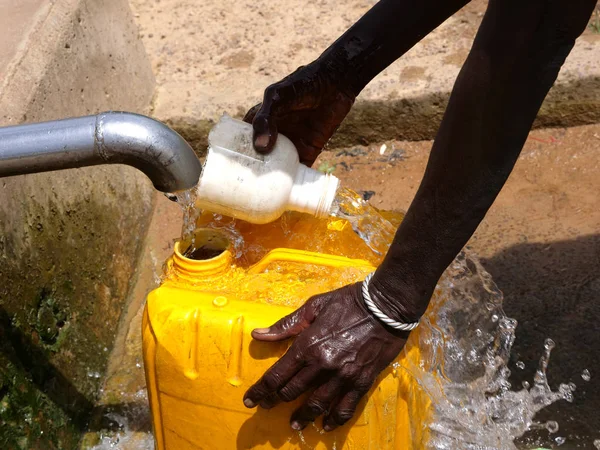 Mujer Africana Recoge Agua Pozo — Foto de Stock