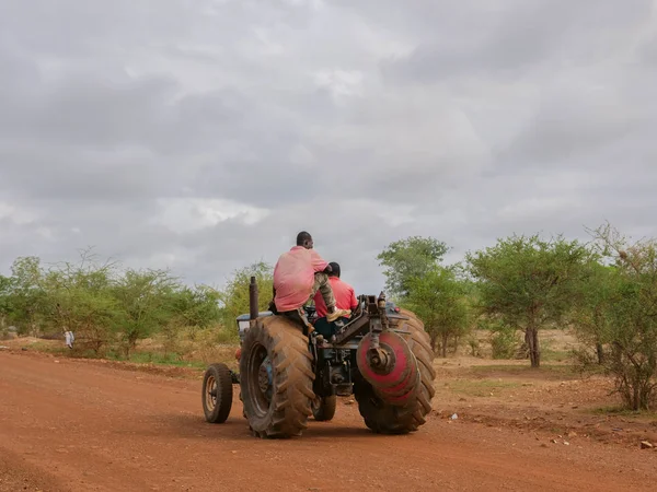 Les Agriculteurs Africains Conduisent Tracteur — Photo