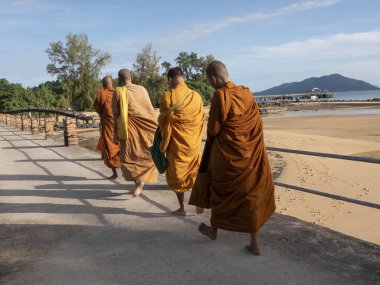 Budist rahipler deniz kenarında yürüyüş