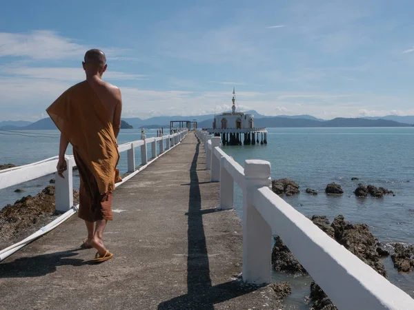 Βουδιστές Μοναχοί Βόλτα Κατά Μήκος Της Θάλασσας — Φωτογραφία Αρχείου