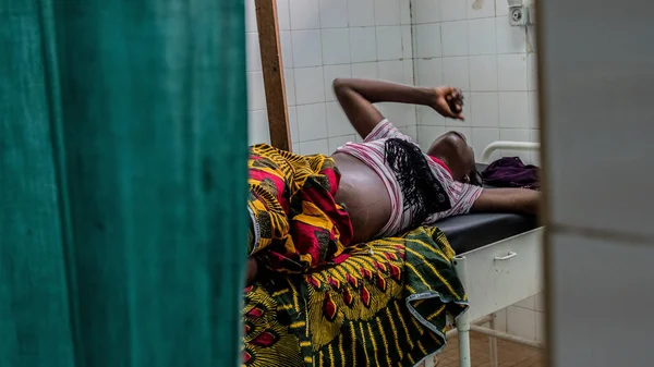 Donna Cinta Ospedale Africano — Stockfoto